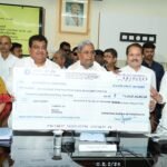 ksdl-hands-over-rs-135-crore-dividend-check-to-government