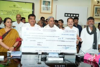 ksdl-hands-over-rs-135-crore-dividend-check-to-government