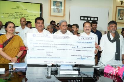 ksdl-hands-over-rs-135-crore-dividend-check-to-government